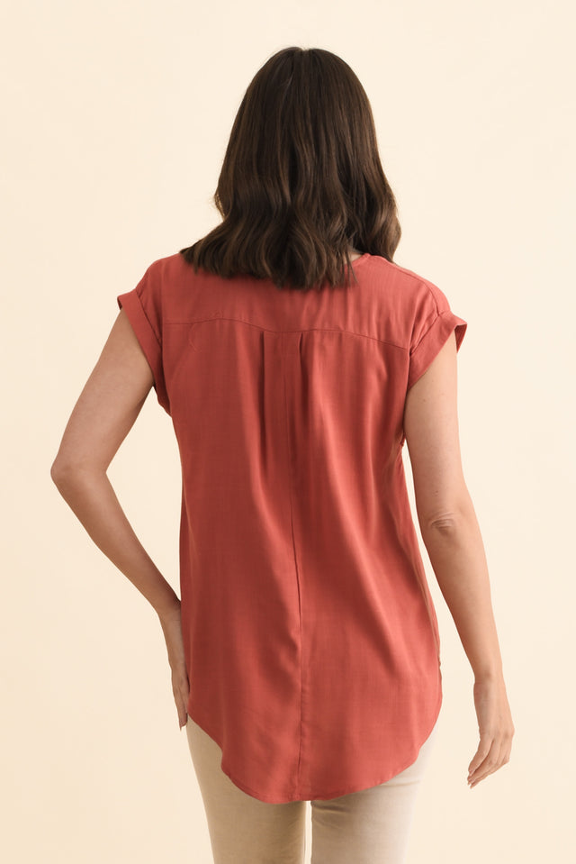 Aiden Rust Linen Blend Pocket Top,Brunette model,alt text|model:MJ image 5