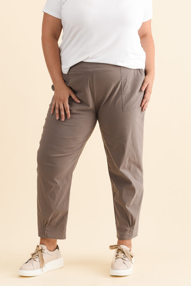 plus-size,curve-bottoms,plus-size-pants,plus-size-winter-clothing,alt text|model:Gabby image 9