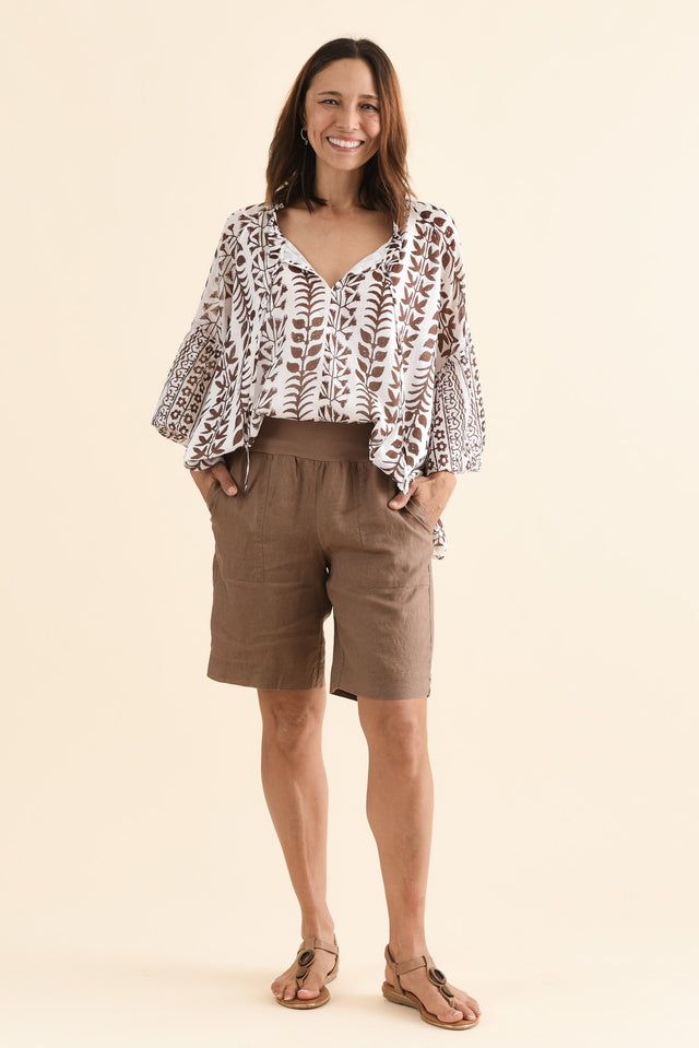 Aster Mocha Linen Shorts,Full Body,Brunette model,alt text|model:Cara