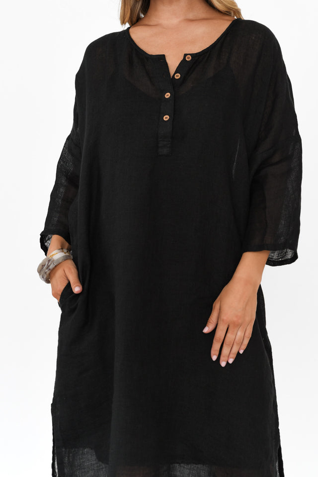 Analia Black Linen Kaftan,Blonde model,alt text|model:Mollie image 4