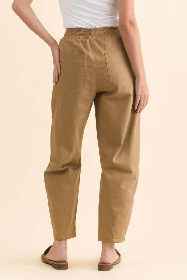 Andy Camel Cotton Barrel Pants,Brunette model,alt text|model:MJ image 5