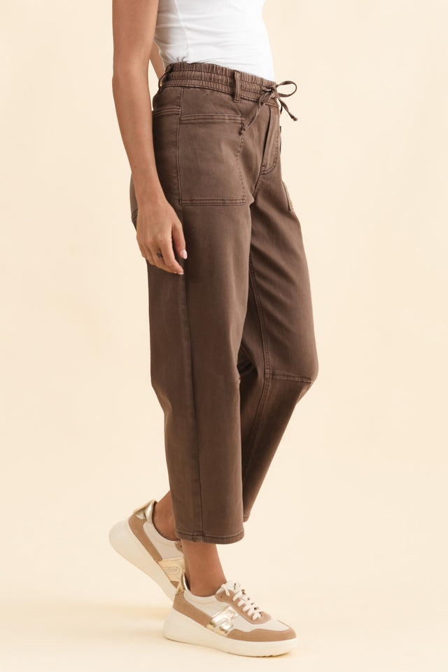BB Barrel Chocolate Jeans,Brunette model,alt text|model:Brontie image 4