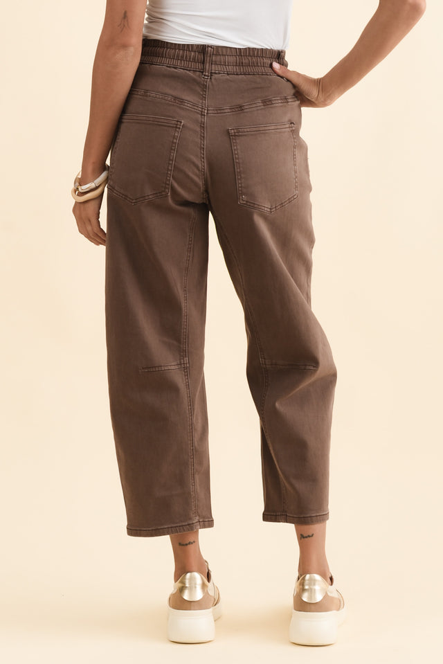 BB Barrel Chocolate Jeans,Brunette model,alt text|model:Brontie image 5