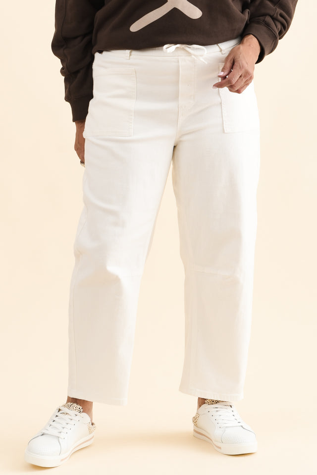 BB Barrel White Jeans,Front,Brunette model,alt text|model:Pilita image 9