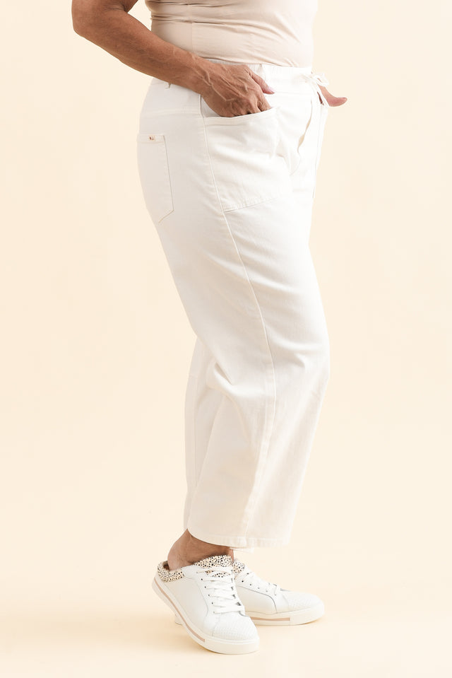 BB Barrel White Jeans,Side,Brunette model,alt text|model:Pilita image 11