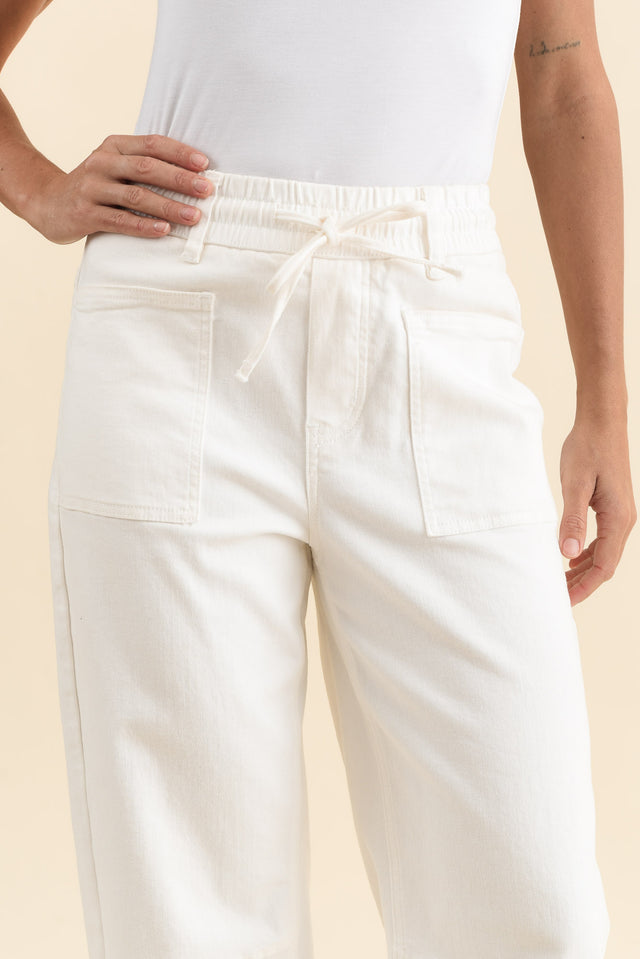 BB Barrel White Jeans,Detail,Brunette model,alt text|model:Brontie image 7