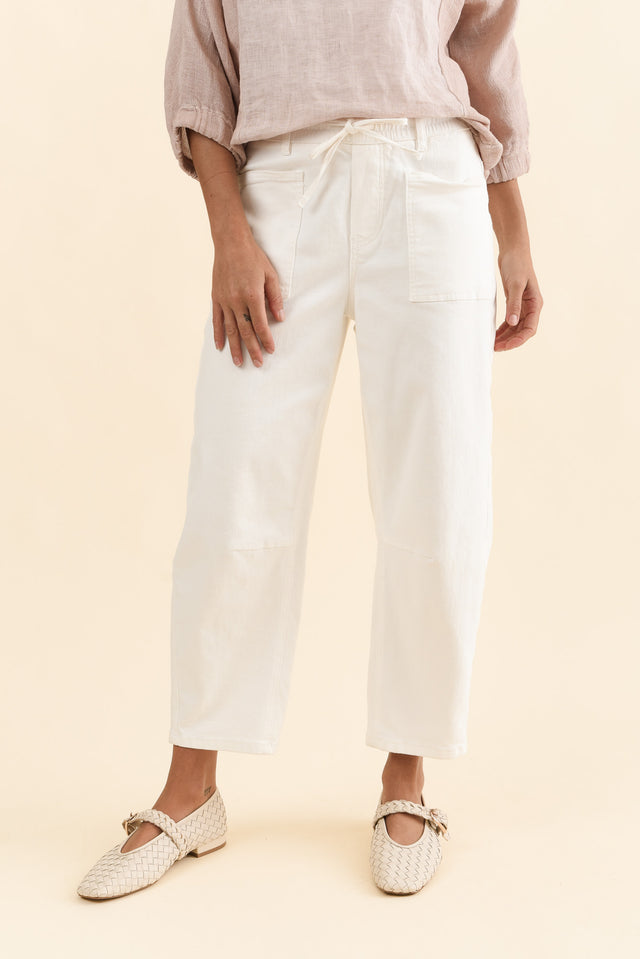 BB Barrel White Jeans,Front,Brunette model,alt text|model:Brontie