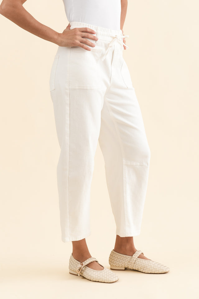 BB Barrel White Jeans,Side,Brunette model,alt text|model:Brontie image 5