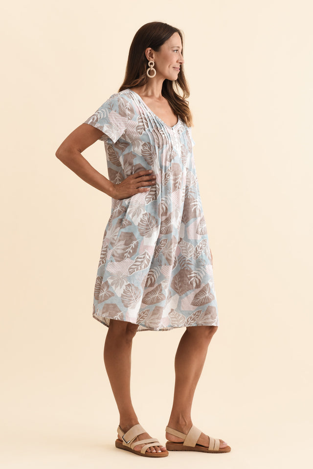 alt text|model:Cara image 3