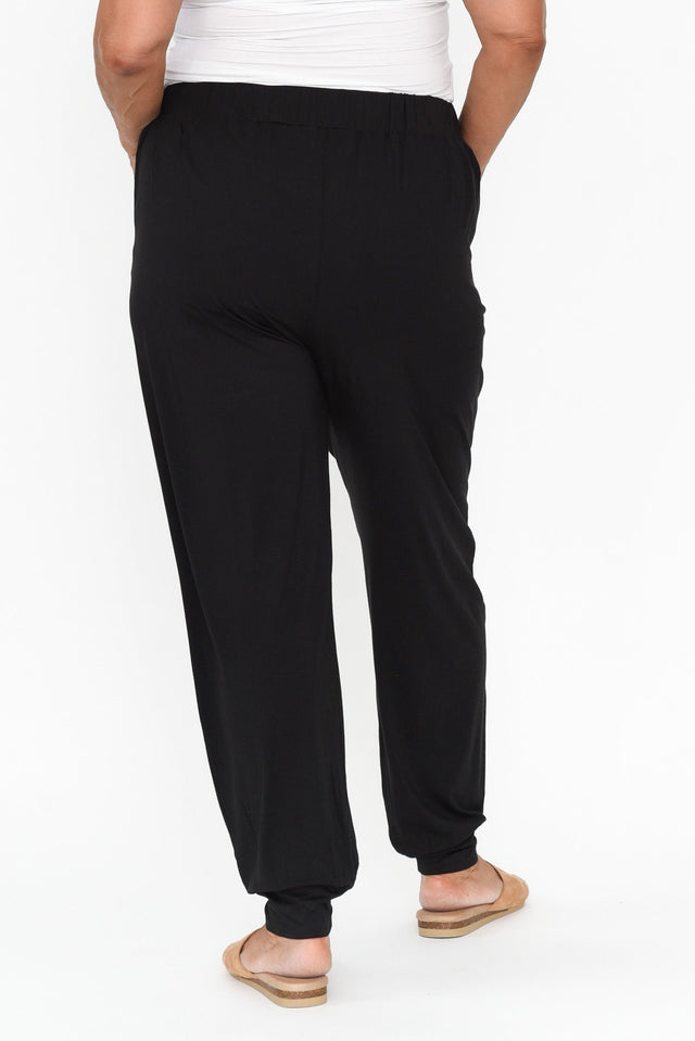 Black Bamboo Everyday Pants,Brunette model,alt text|model:Pilita image 11