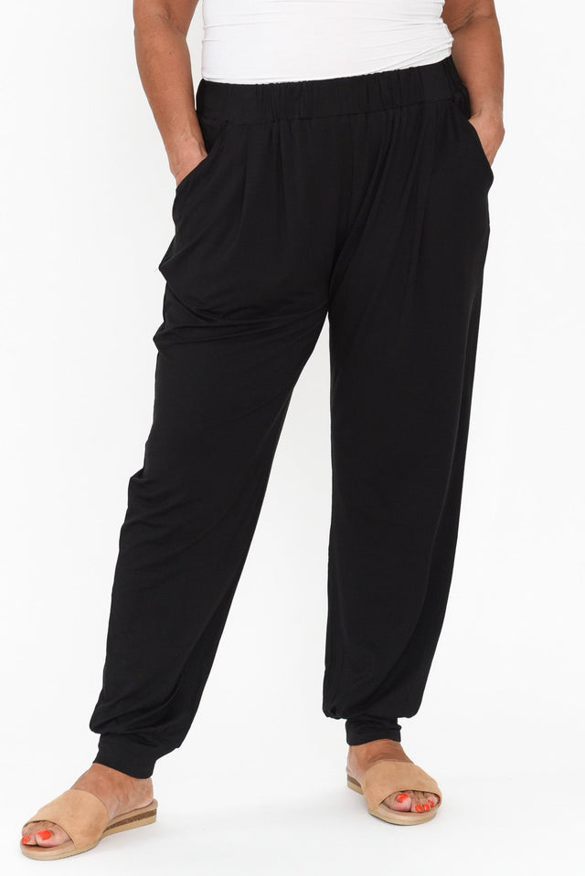 Black Bamboo Everyday Pants,Brunette model,alt text|model:Pilita image 9