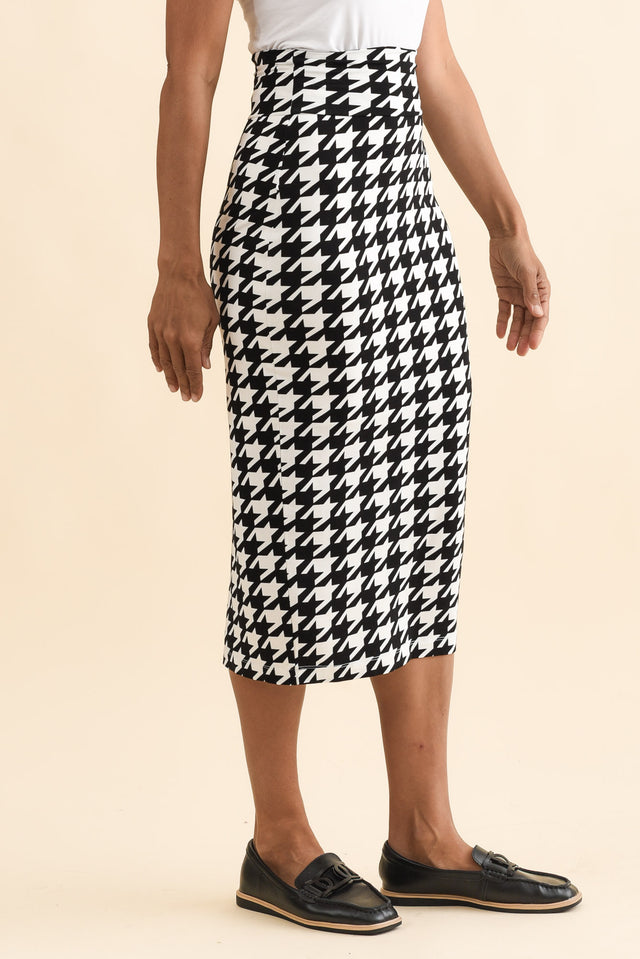 Black Houndstooth Bamboo Maxi Tube Skirt,Brunette model,alt text|model:Cara image 4