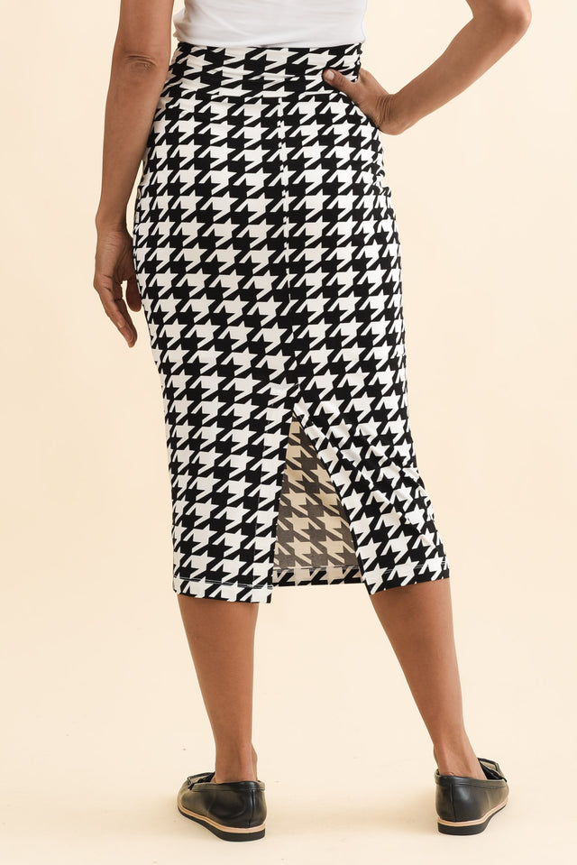 Black Houndstooth Bamboo Maxi Tube Skirt,Brunette model,alt text|model:Cara image 5