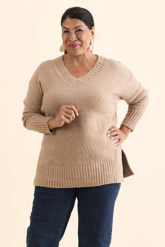 Brilla Natural V Neck Jumper,Brunette model,alt text|model:Pilita image 9