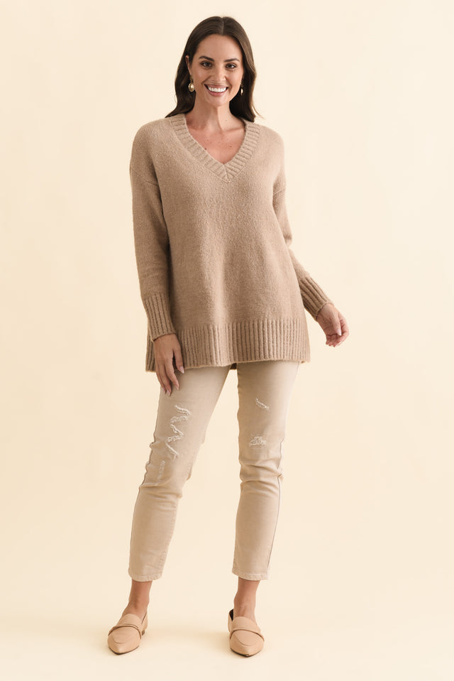 Brilla Natural V Neck Jumper,Brunette model,alt text|model:MJ image 8