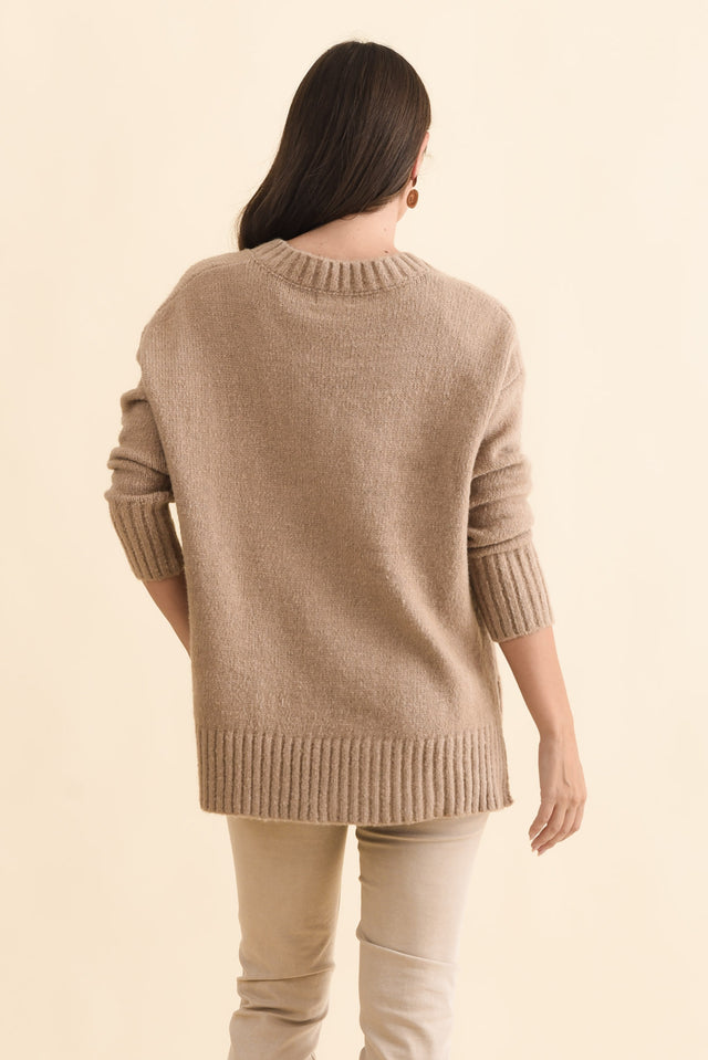 Brilla Natural V Neck Jumper,Brunette model,alt text|model:MJ image 6