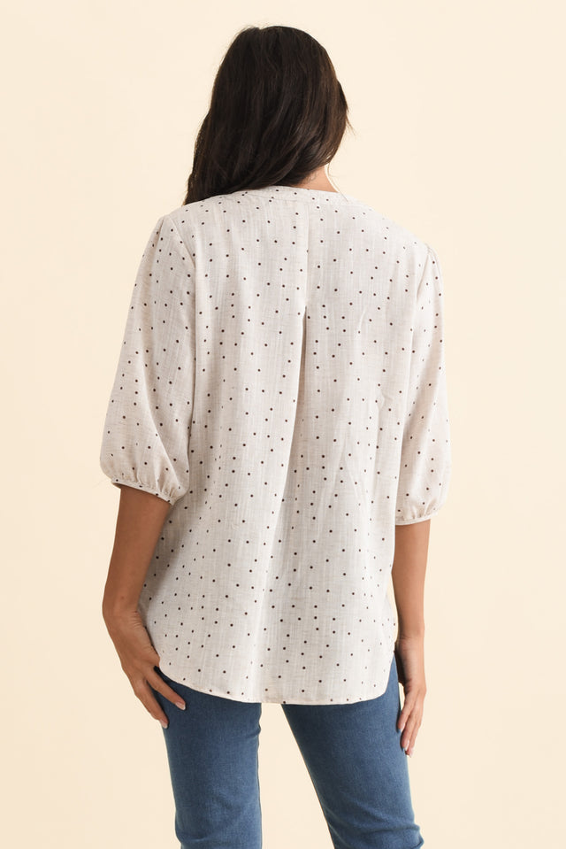 Carmin Beige Spot Linen Blend Top,Brunette model,alt text|model:Brontie image 5
