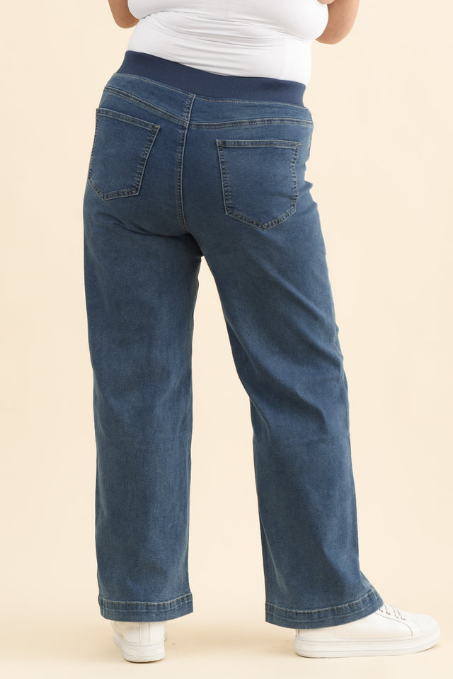 Carpenter Blue Denim Stretch Jeans,Brunette model,alt text|model:Pilita image 12