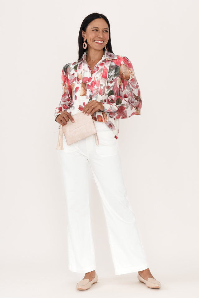 alt text|model:Cara image 3