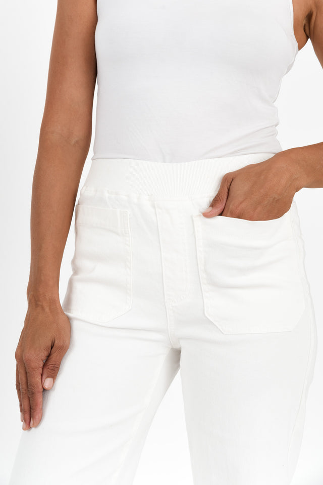 alt text|model:Cara image 4