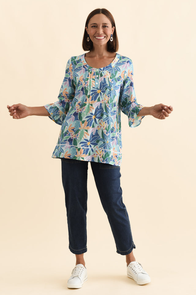 alt text|model:Cara image 4