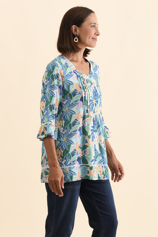 alt text|model:Cara image 5