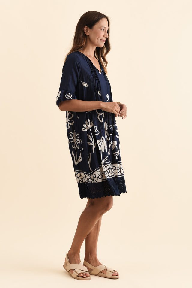 alt text|model:Cara image 3