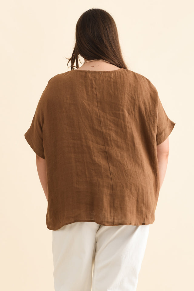 Chaya Mocha Linen Top,Brunette model,alt text|model:Gabby image 16