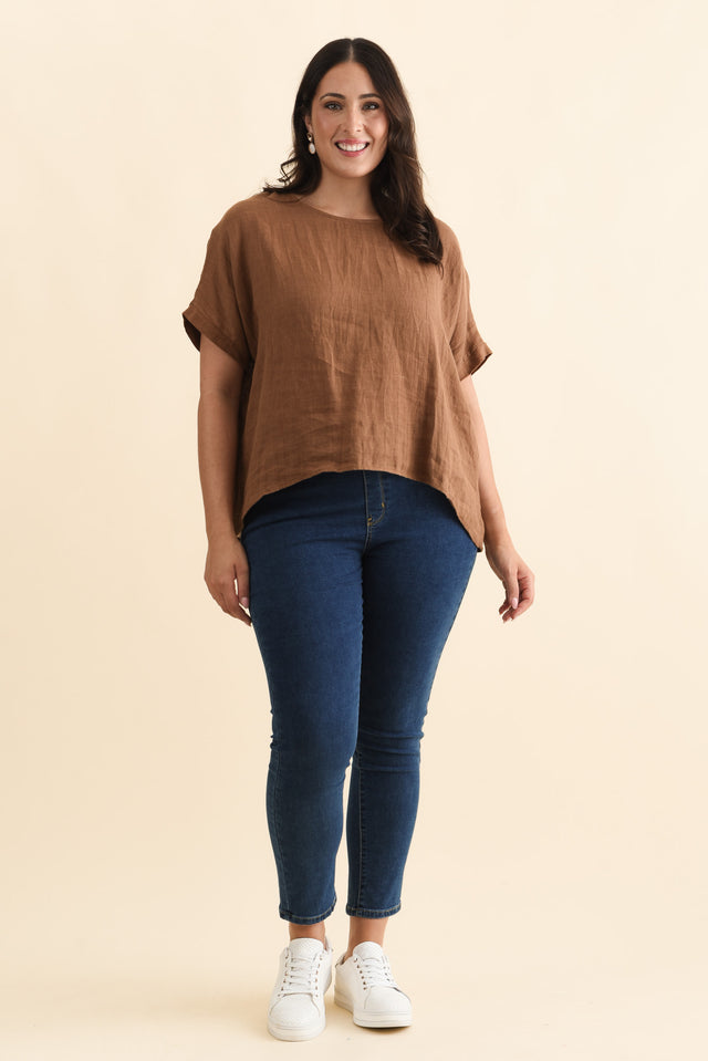 Chaya Mocha Linen Top,Brunette model,alt text|model:Emilia image 10