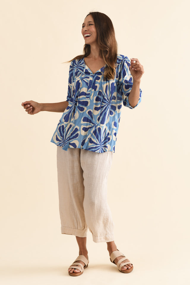 alt text|model:Cara image 3