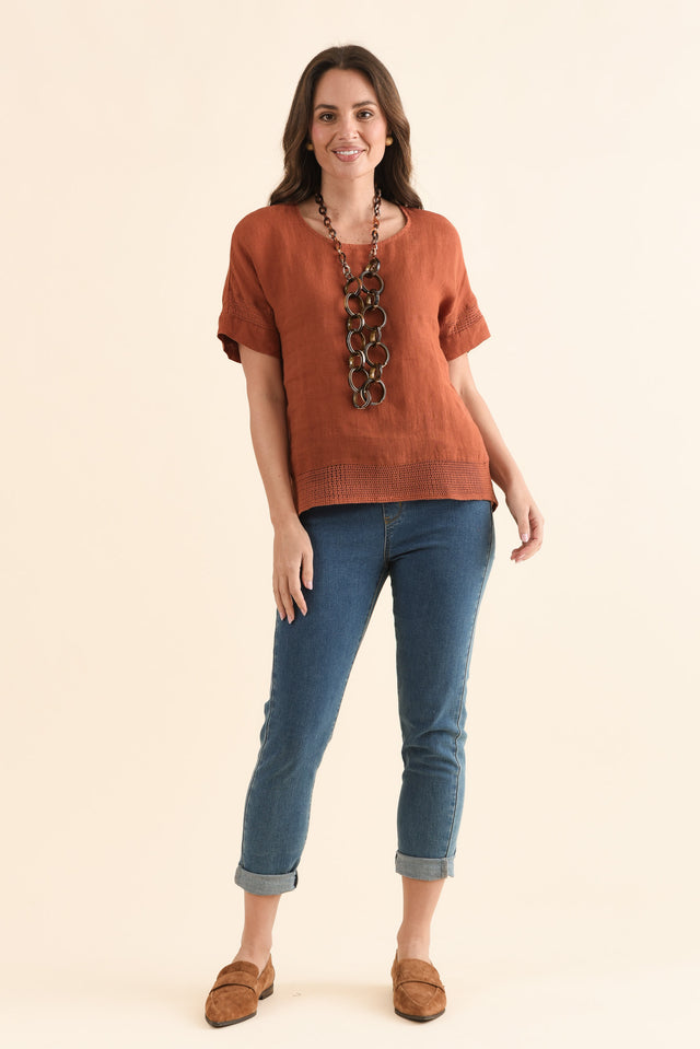 Corinna Rust Linen Top,Full Body,Brunette model,alt text|model:MJ