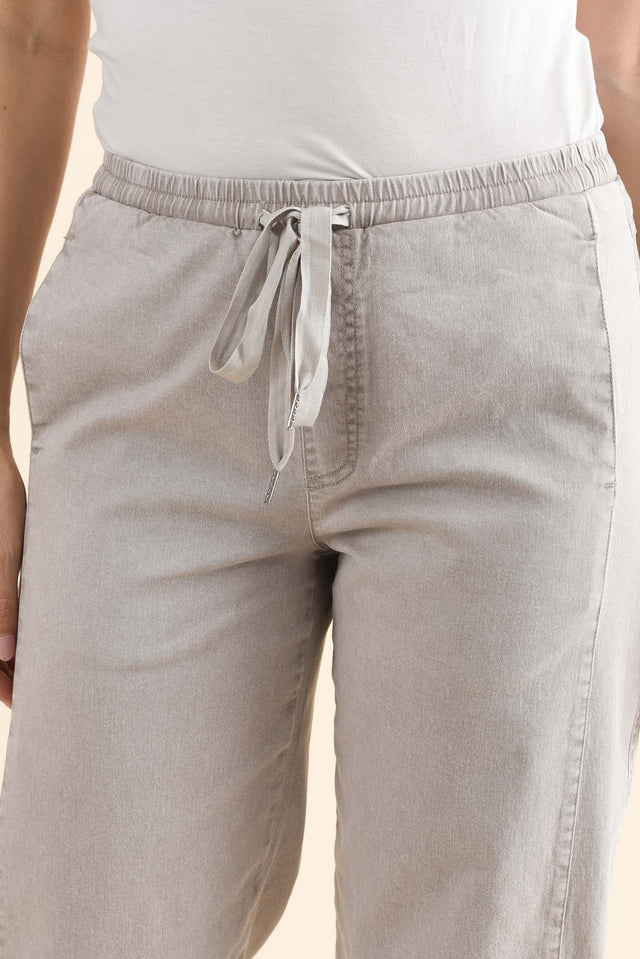 Eleanor Washed Natural Drawstring 7/8 Pants,Detail,Brunette model,alt text|model:MJ image 5