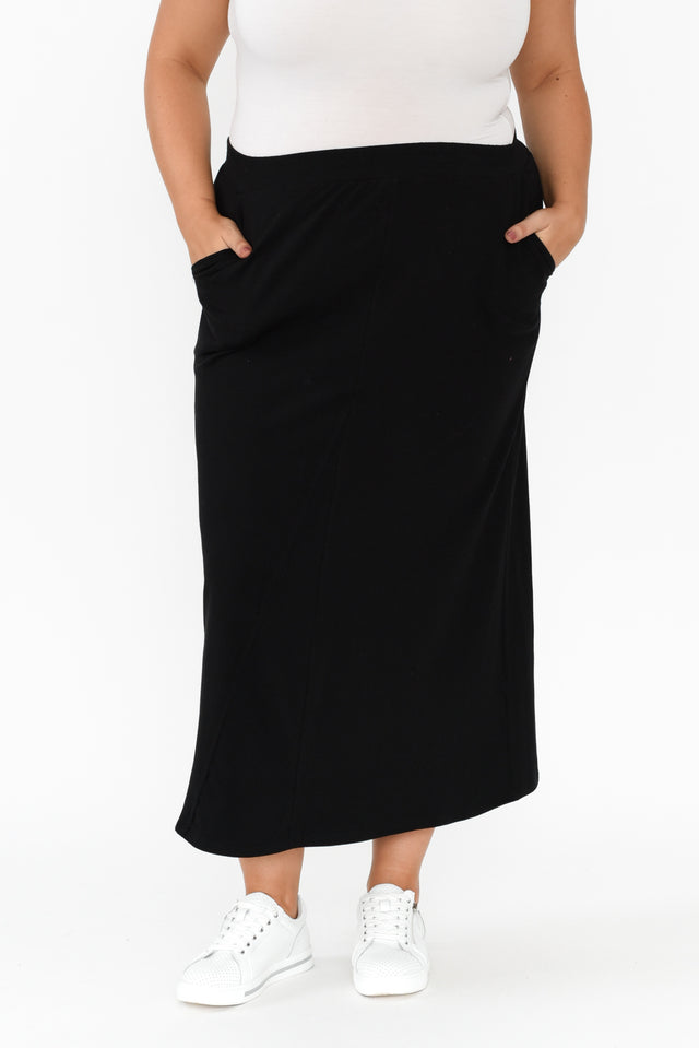 Etta Black Cotton Pocket Skirt,Brunette model,plus-size,curve-bottoms,plus-size-skirts,plus-size-basic-bottoms,alt text|model:Gabby image 9
