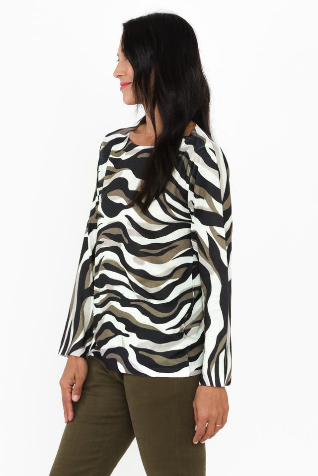 alt text|model:Cara image 3