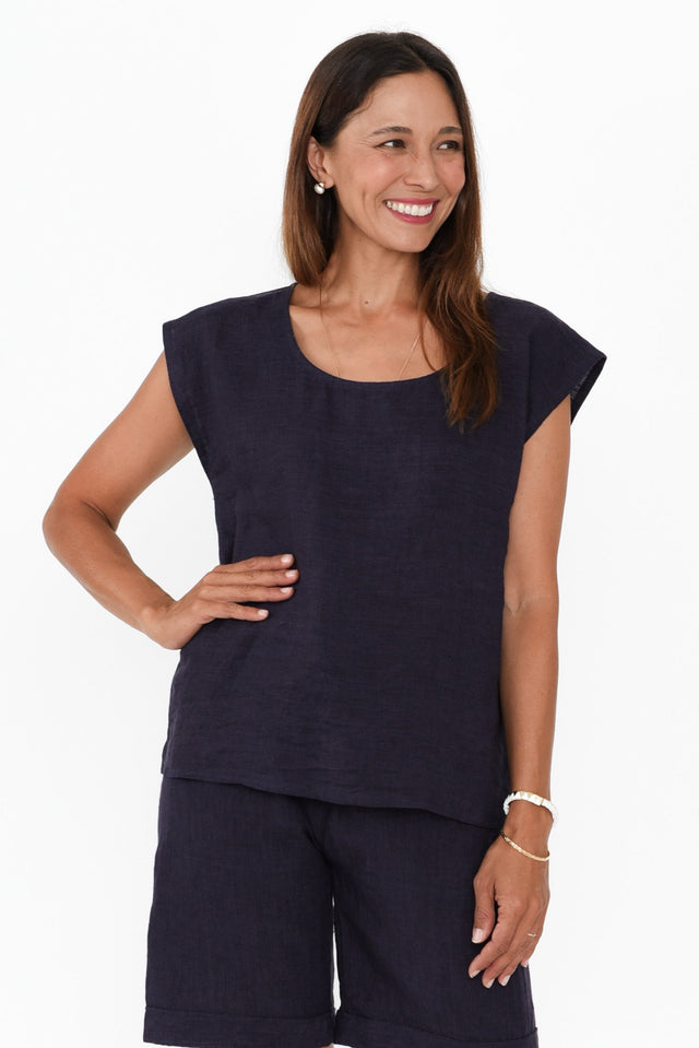 Gabriele Navy Linen Top,Brunette model,alt text|model:Cara
