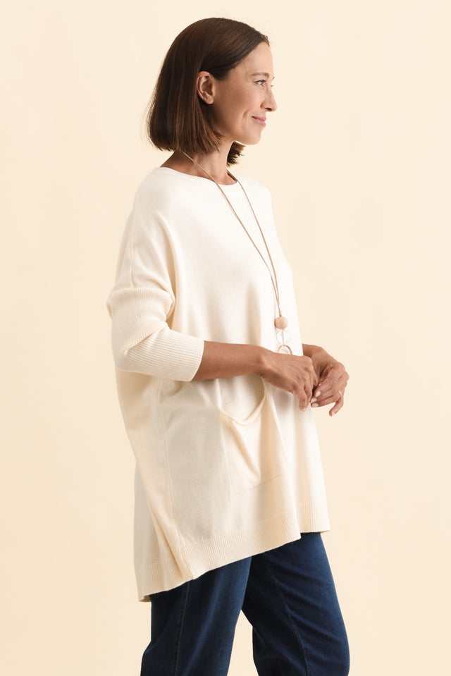 alt text|model:Cara image 3