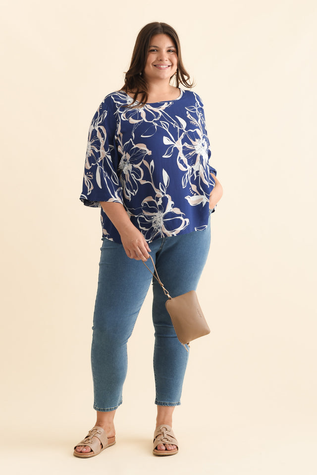 Hepburn Blue Flower Linen Blend Top,Brunette model,alt text|model:Gabby image 10