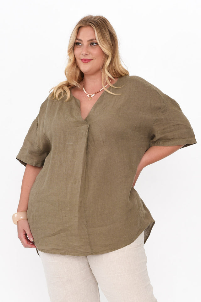 plus-size,curve-tops,plus-size-sleeved-tops,plus-size-tunics,plus-size-linen-tops alt text|model:Caitlin;wearing:L/XL image 8