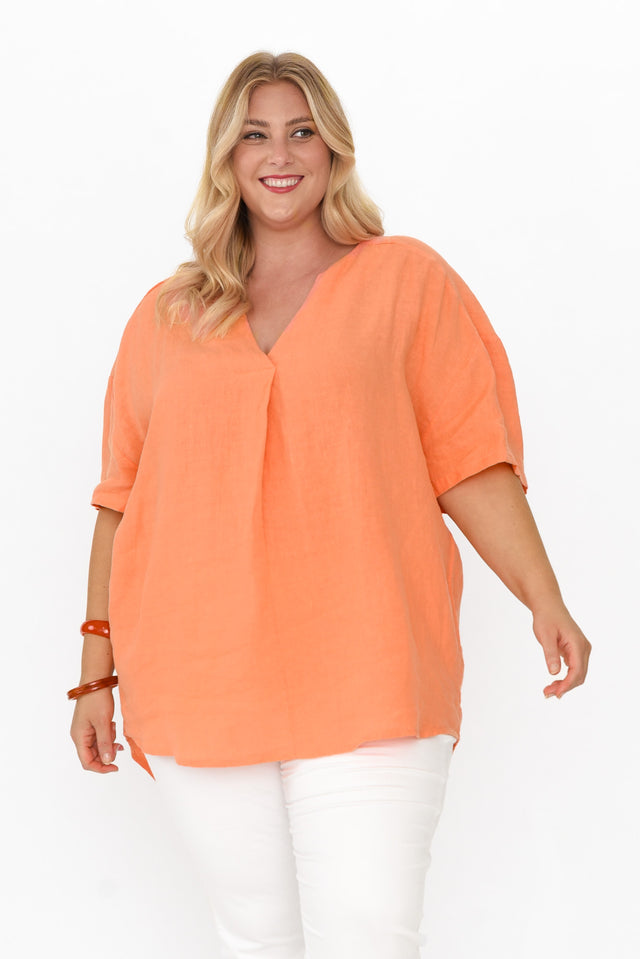plus-size,curve-tops,plus-size-sleeved-tops,plus-size-tunics,plus-size-linen-tops alt text|model:Caitlin;wearing:L/XL
