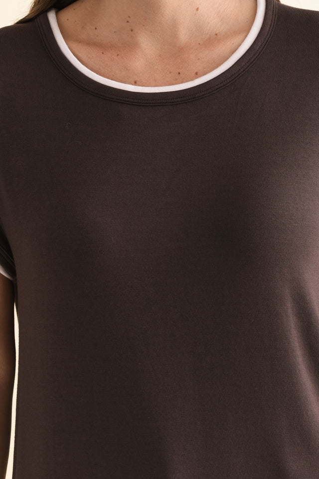 Izzy Chocolate Contrast Trim Tee,Detail,Brunette model,alt text|model:MJ image 5