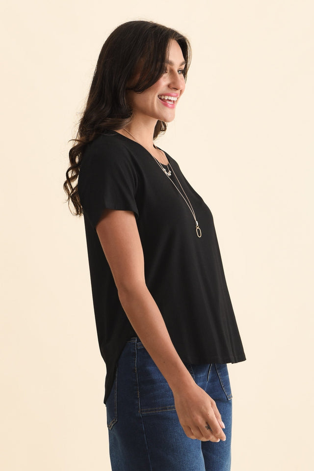 Janis Black Bamboo Tee,Brunette model,alt text|model:Brontie image 5