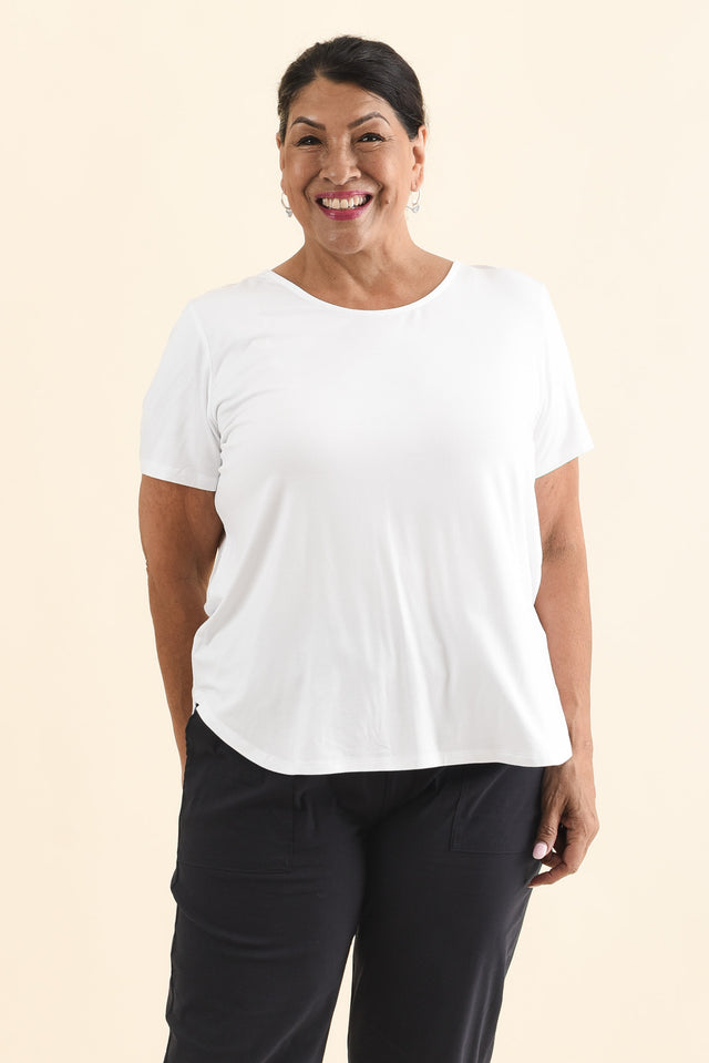 Janis White Bamboo Tee,Brunette model,alt text|model:Pilita image 11