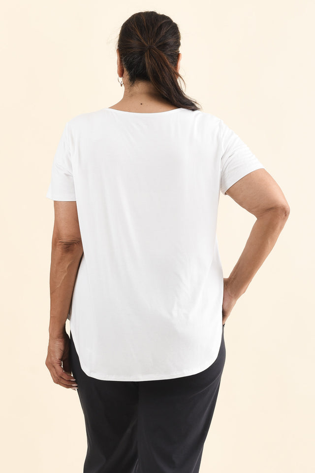 Janis White Bamboo Tee,Brunette model,alt text|model:Pilita image 14