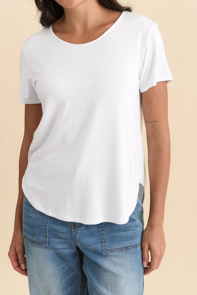 Janis White Bamboo Tee,Brunette model,alt text|model:Brontie image 8