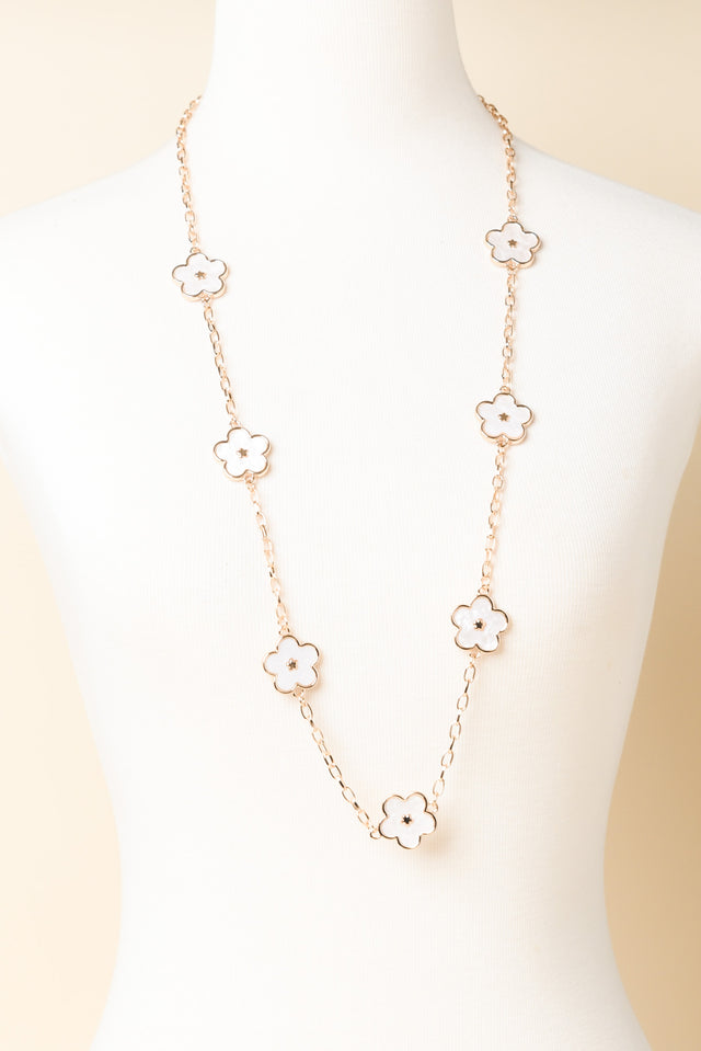 Javia White Flower Chain Necklace