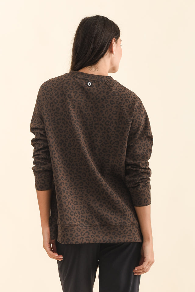 Jayden Brown Leopard Crew Sweatshirt,Brunette model,alt text|model:Brontie image 5