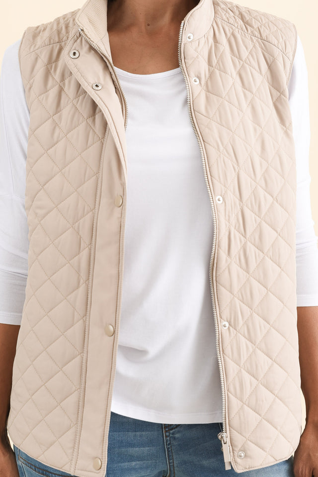 Joey Cream Puffer Vest,Brunette model,alt text|model:Cara image 6