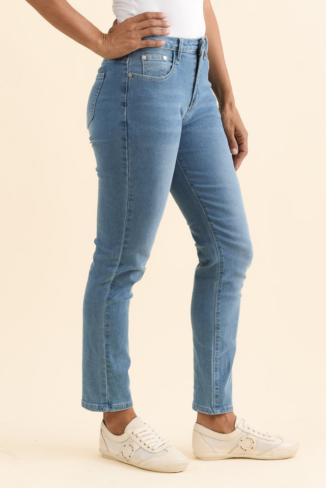 alt text|model:Cara image 3