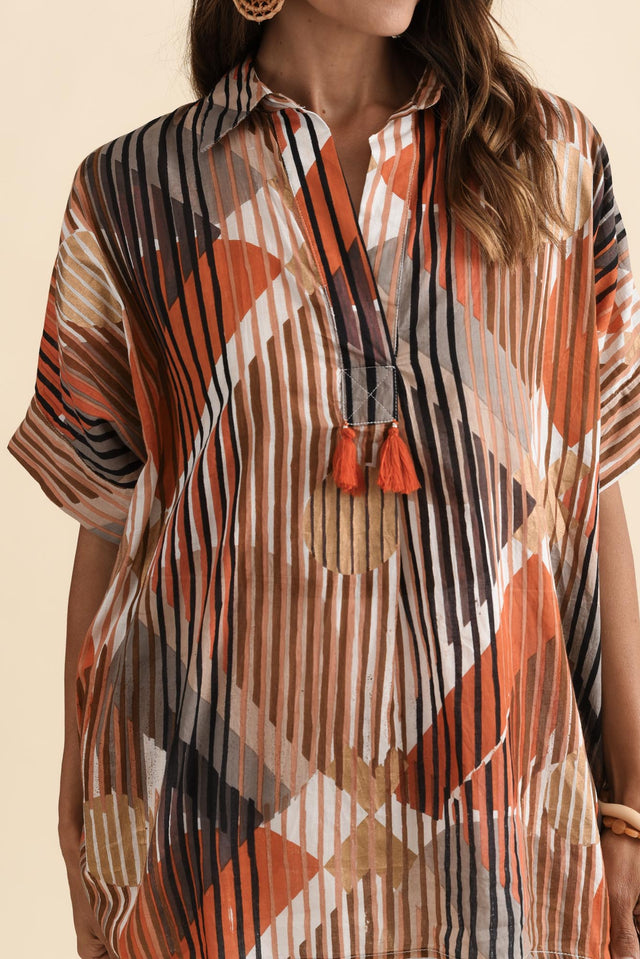 Kairi Brown Abstract Cotton Top,Brunette model,alt text|model:Cara image 6