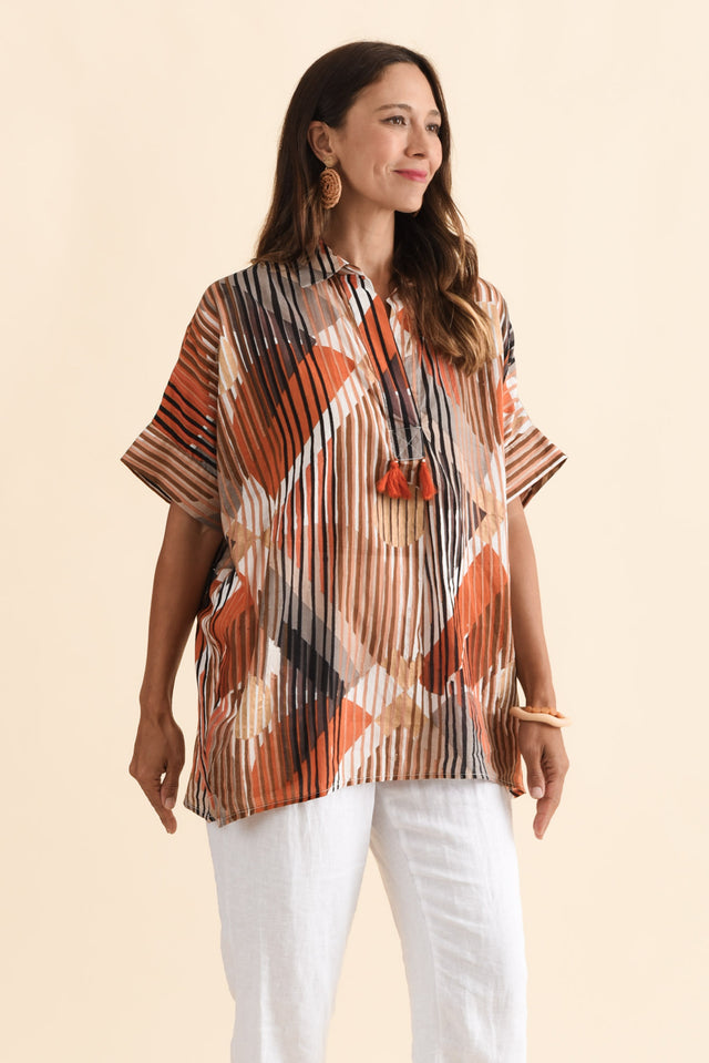 Kairi Brown Abstract Cotton Top,Brunette model,alt text|model:Cara image 4